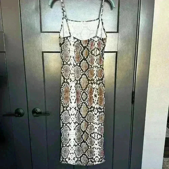 NWT Pretty Little Thing Sleeveless Snake Skin Pattern Fitted Pullover Dress 10 - Picture 2 of 6